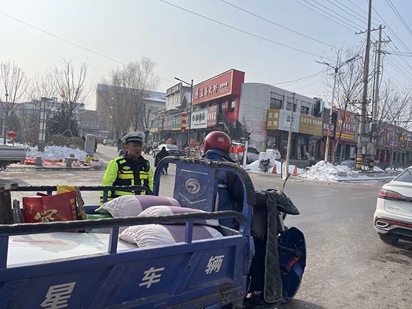 沁县交警:坚守岗位保畅通 誓为群众站好岗 (1).jpg