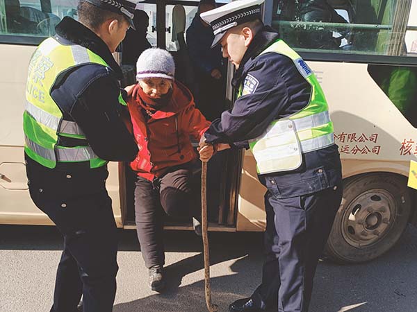 沁县交警:坚守岗位保畅通 誓为群众站好岗.jpg